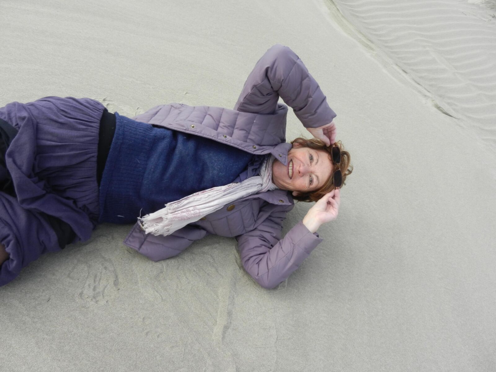 Alte Oma Annie an einem Strand im Winter HD