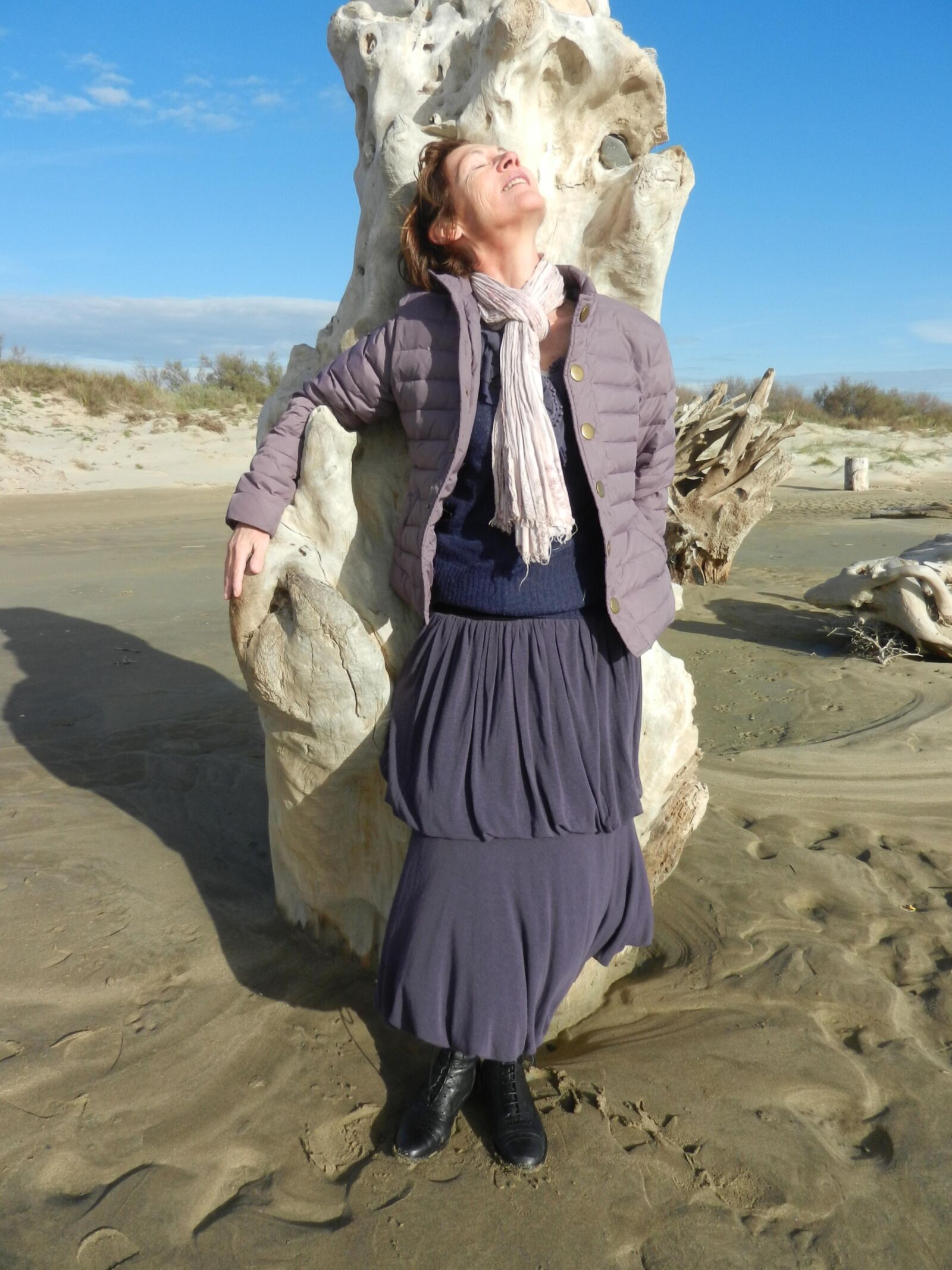 Alte Oma Annie an einem Strand im Winter HD