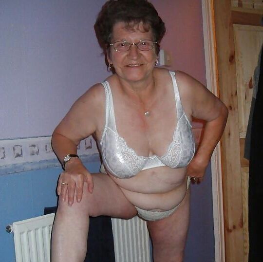 Mollige Oma mit Brille ausbreitet