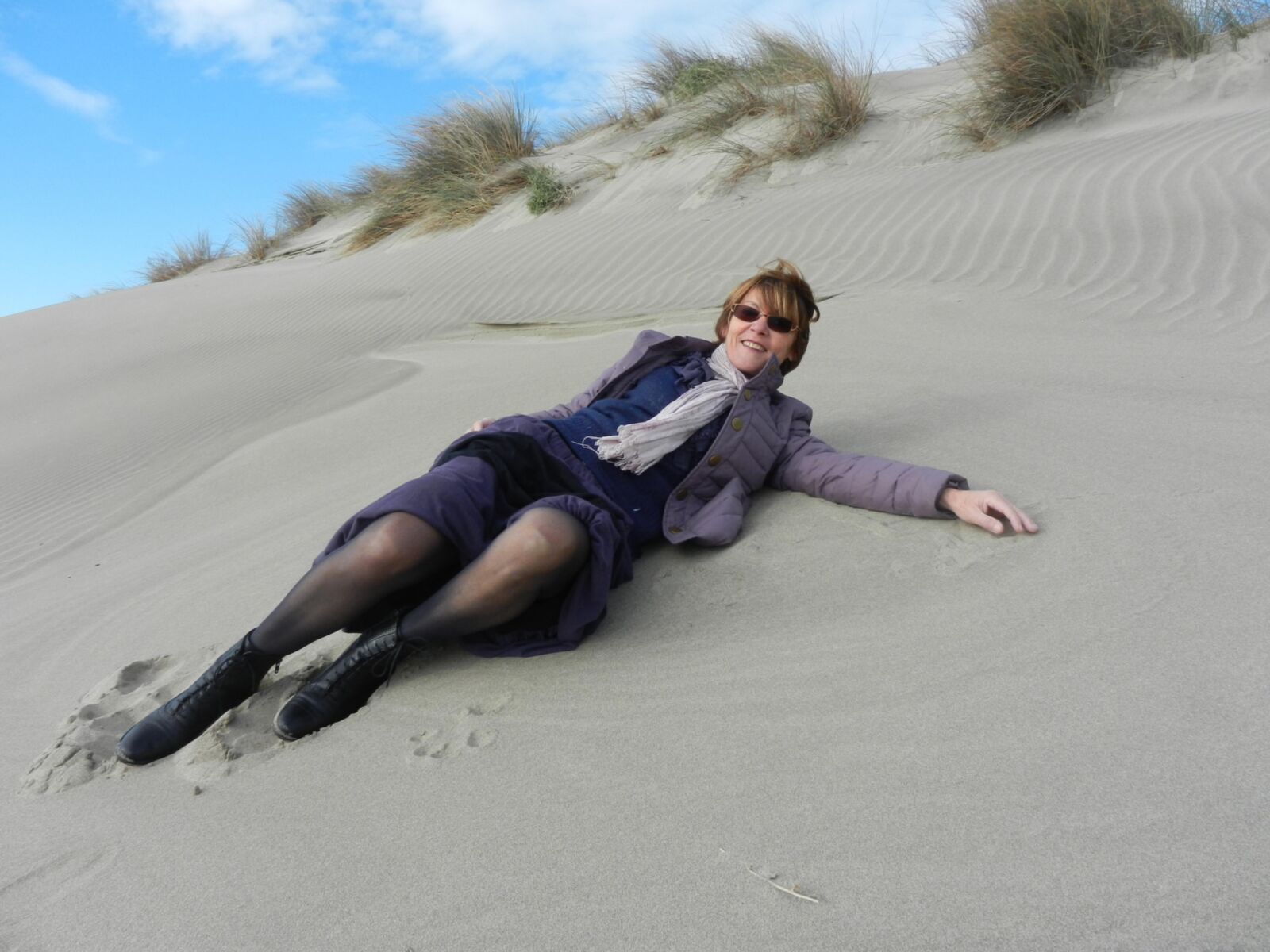 Alte Oma Annie an einem Strand im Winter HD