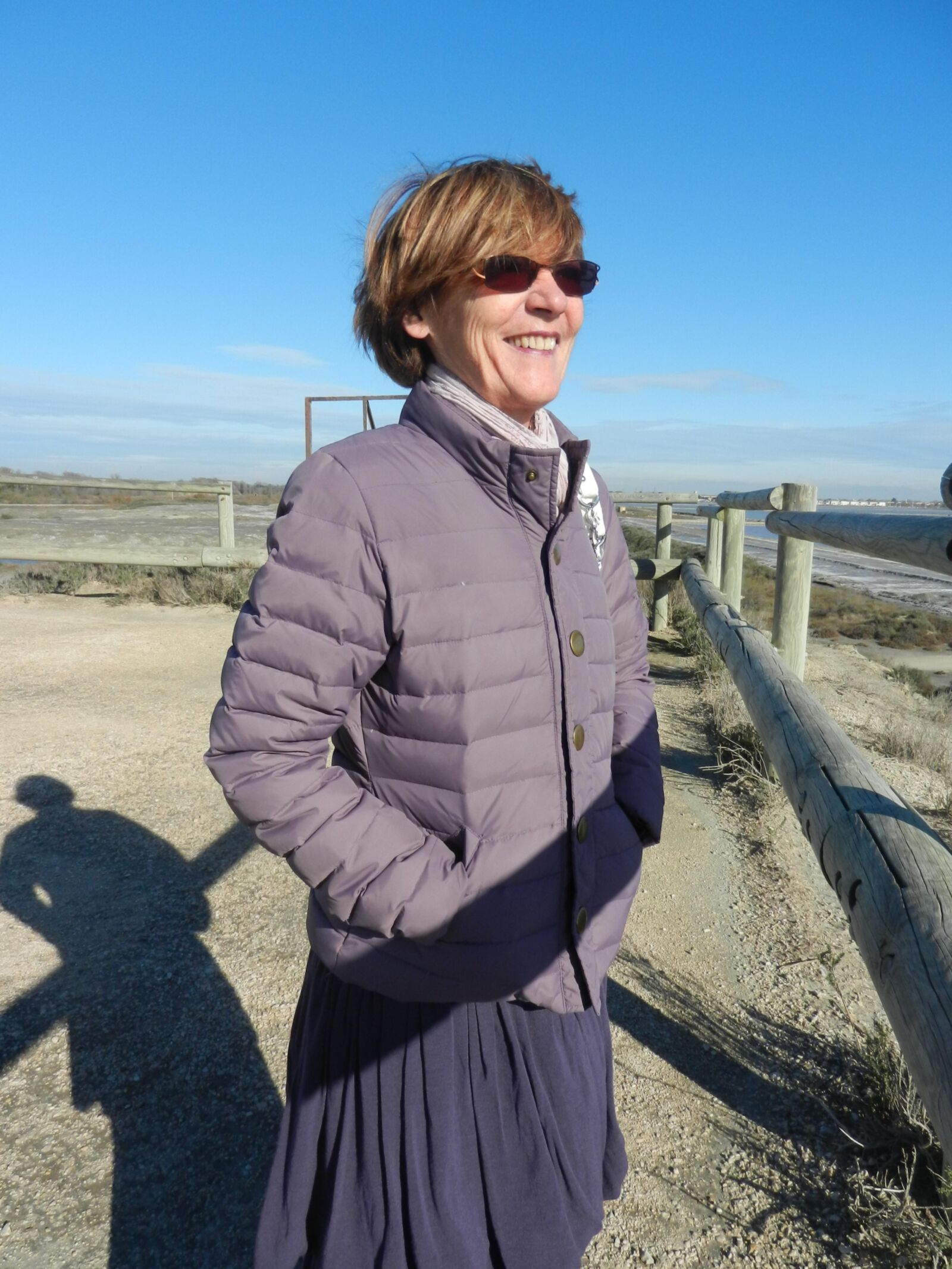 Alte Oma Annie an einem Strand im Winter HD