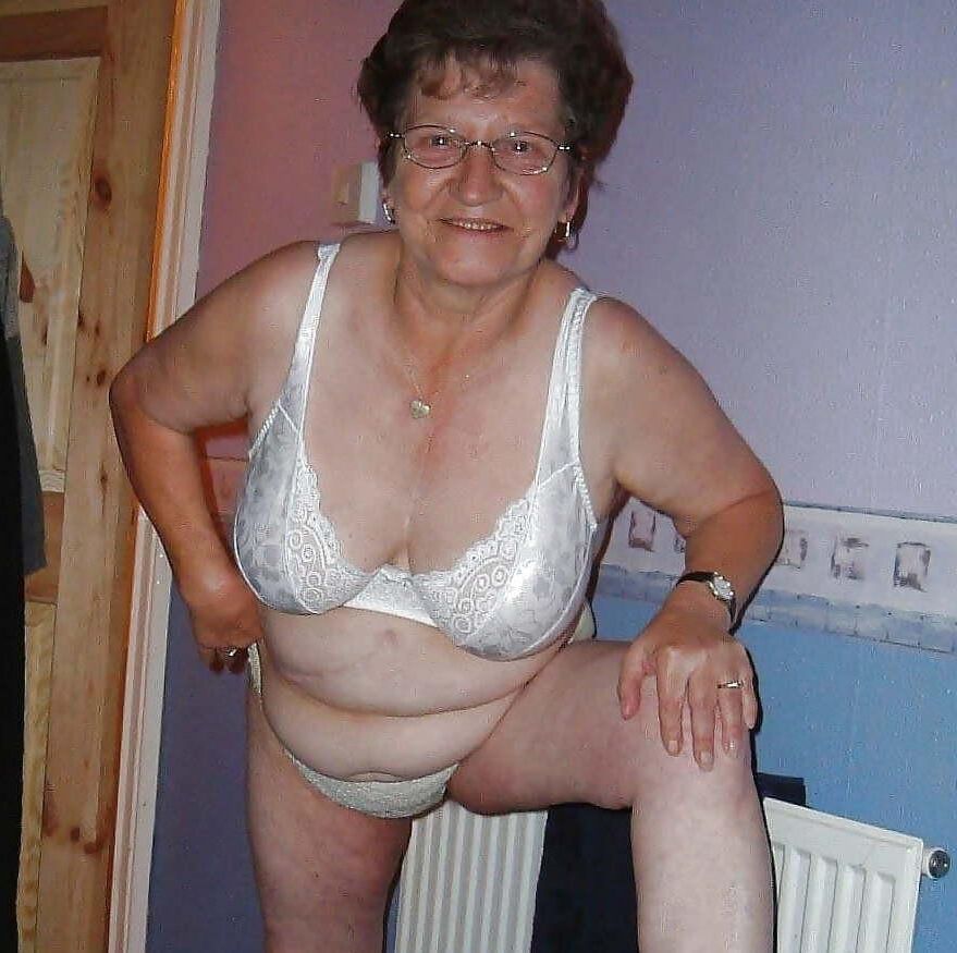 Mollige Oma mit Brille ausbreitet
