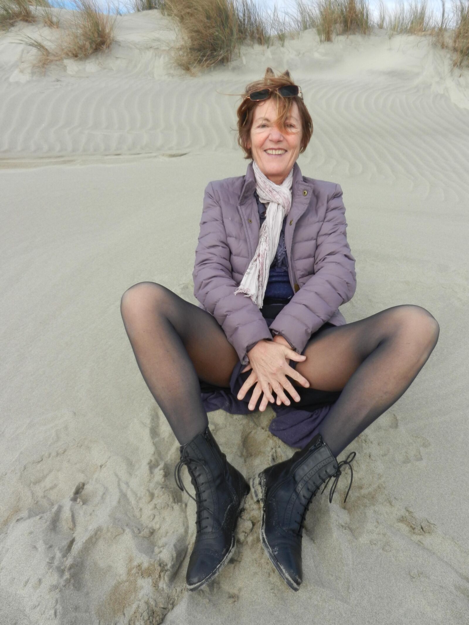 Alte Oma Annie an einem Strand im Winter HD