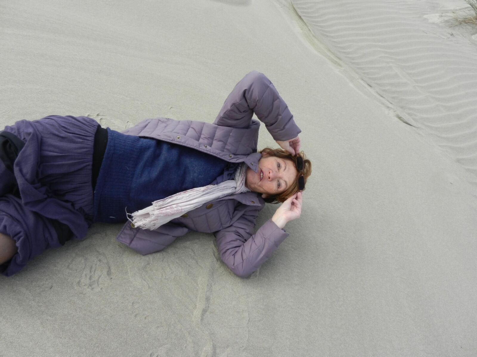 Alte Oma Annie an einem Strand im Winter HD