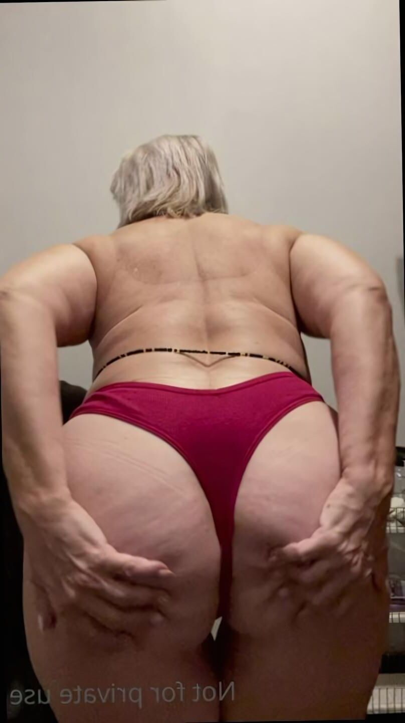 Yo Oma Louisa zeigt etwas Haut