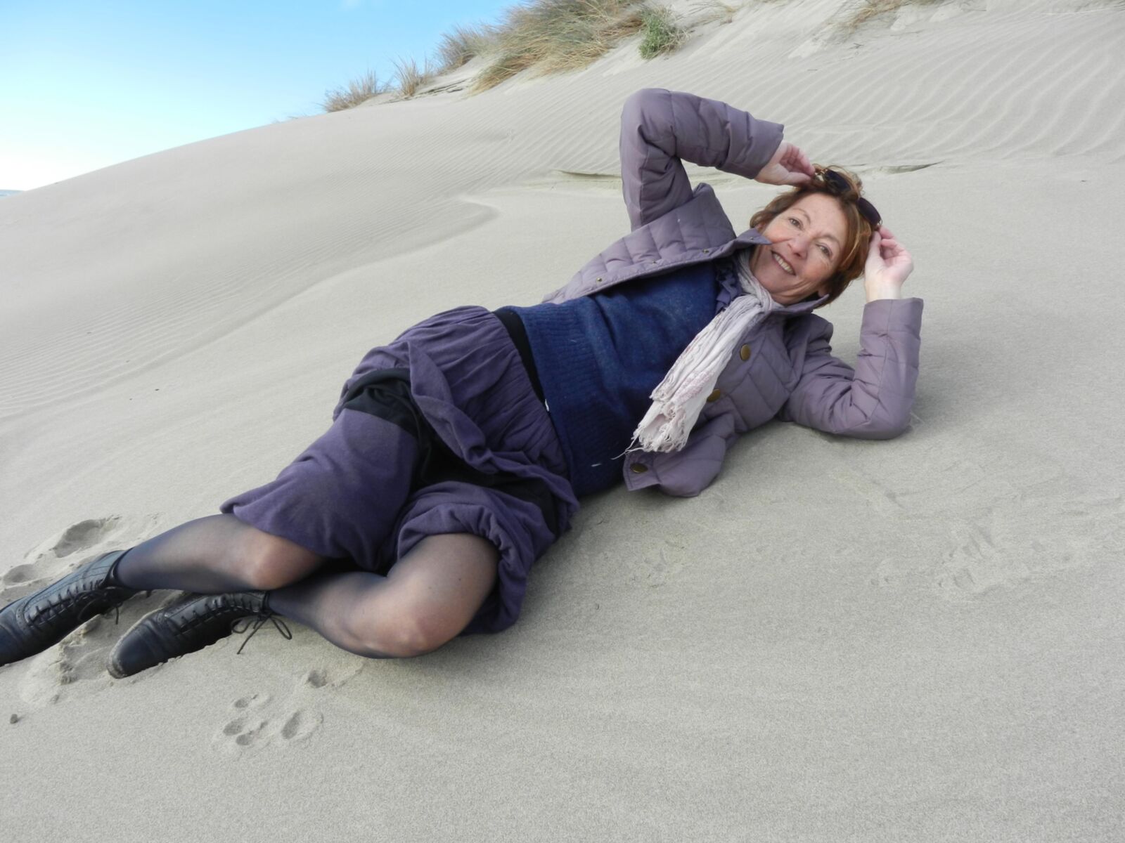 Alte Oma Annie an einem Strand im Winter HD