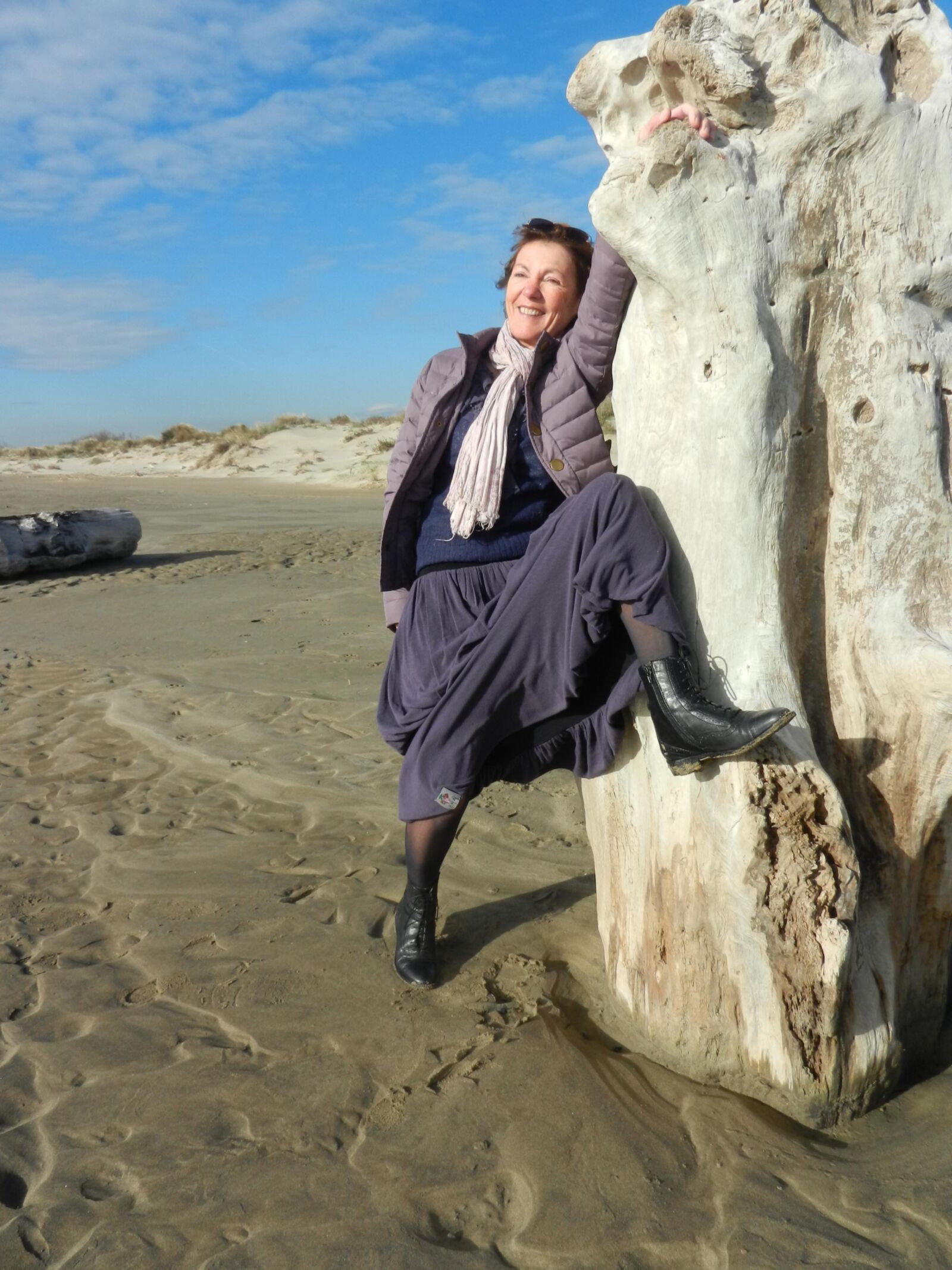 Alte Oma Annie an einem Strand im Winter HD
