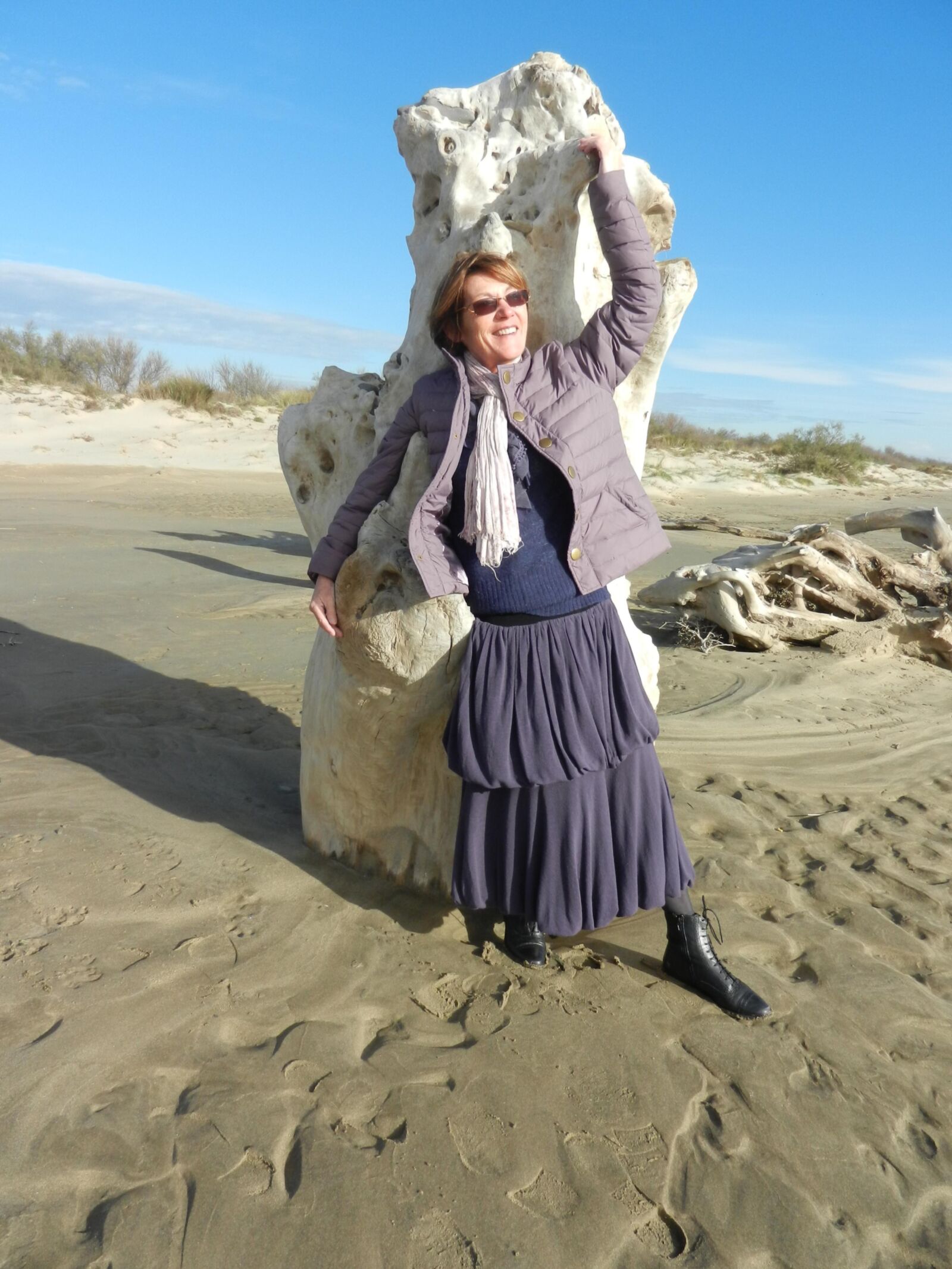 Alte Oma Annie an einem Strand im Winter HD