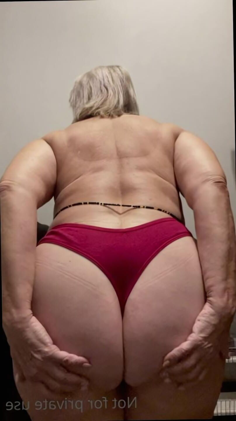 Yo Oma Louisa zeigt etwas Haut