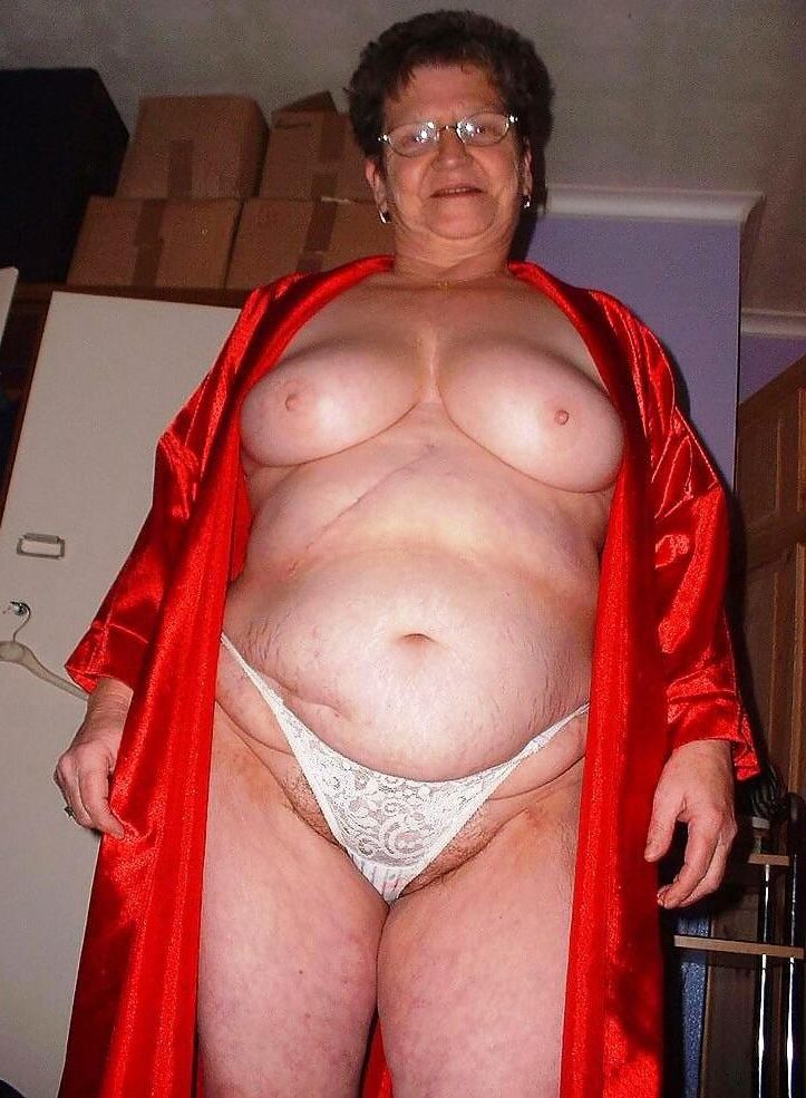 Mollige Oma mit Brille ausbreitet