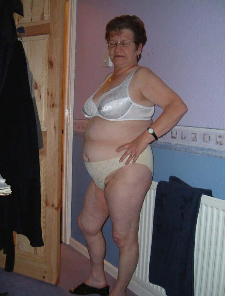 Mollige Oma mit Brille ausbreitet