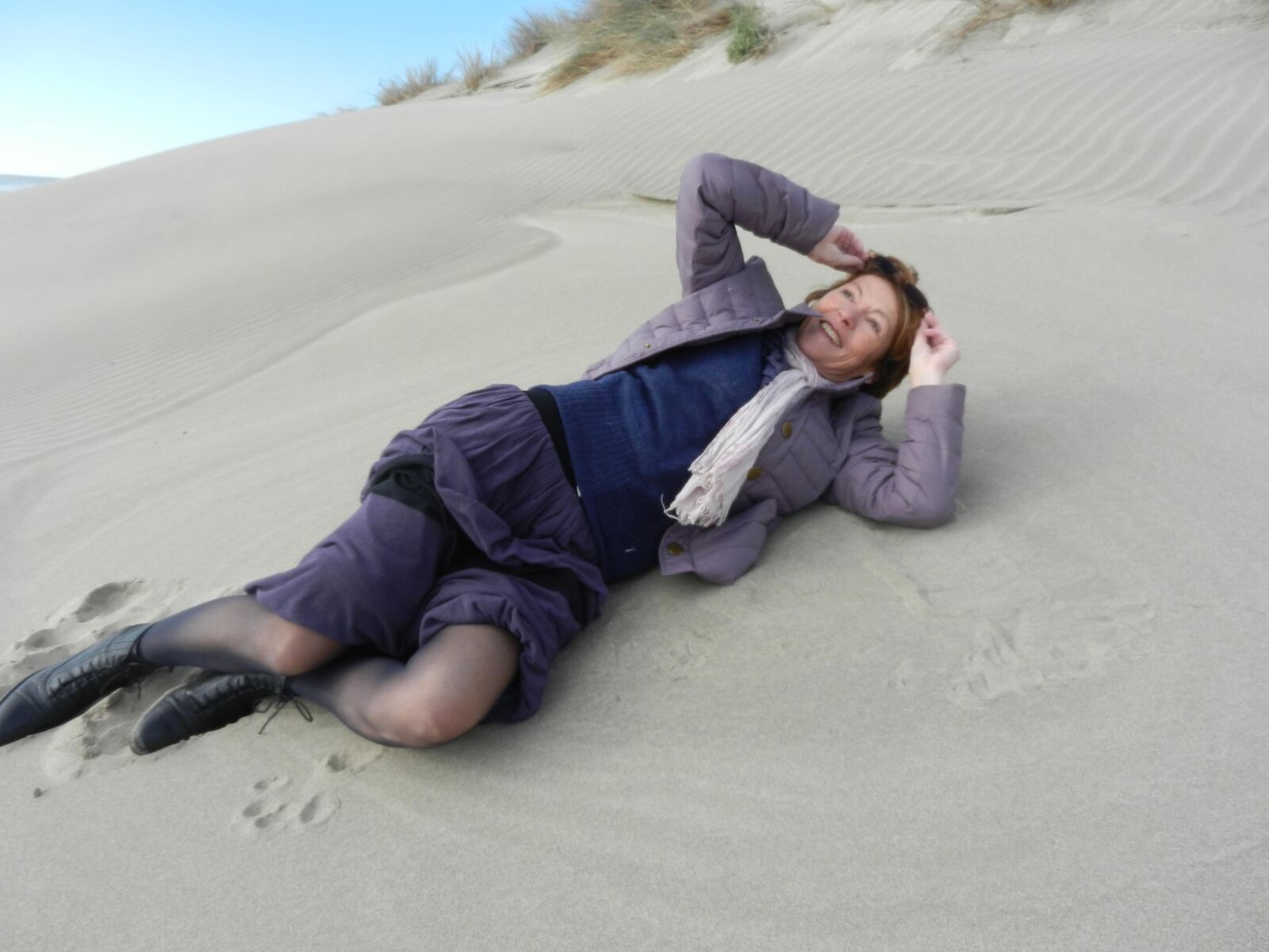 Alte Oma Annie an einem Strand im Winter HD