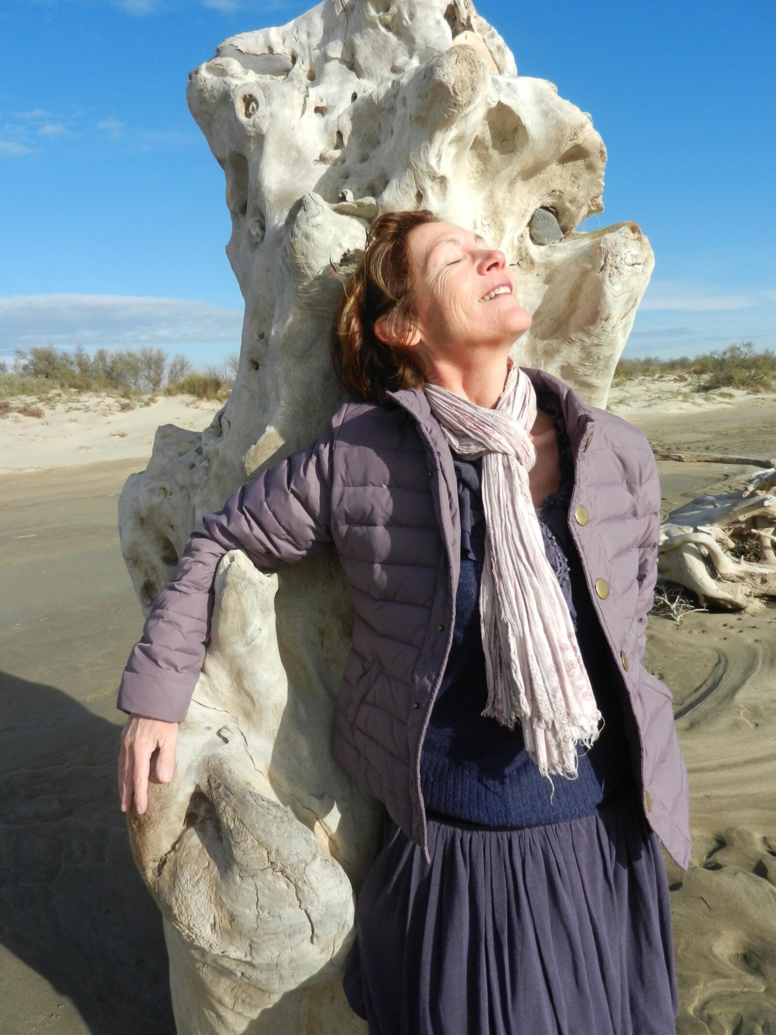 Alte Oma Annie an einem Strand im Winter HD