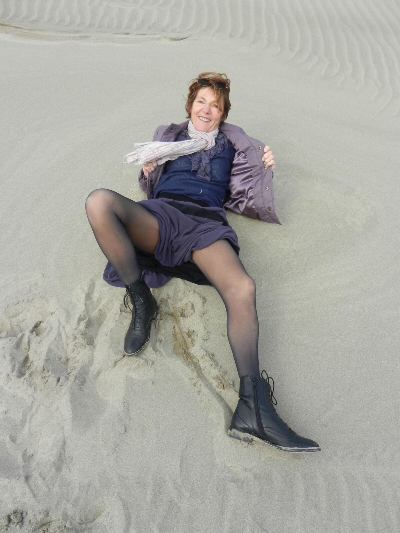 Alte Oma Annie an einem Strand im Winter HD