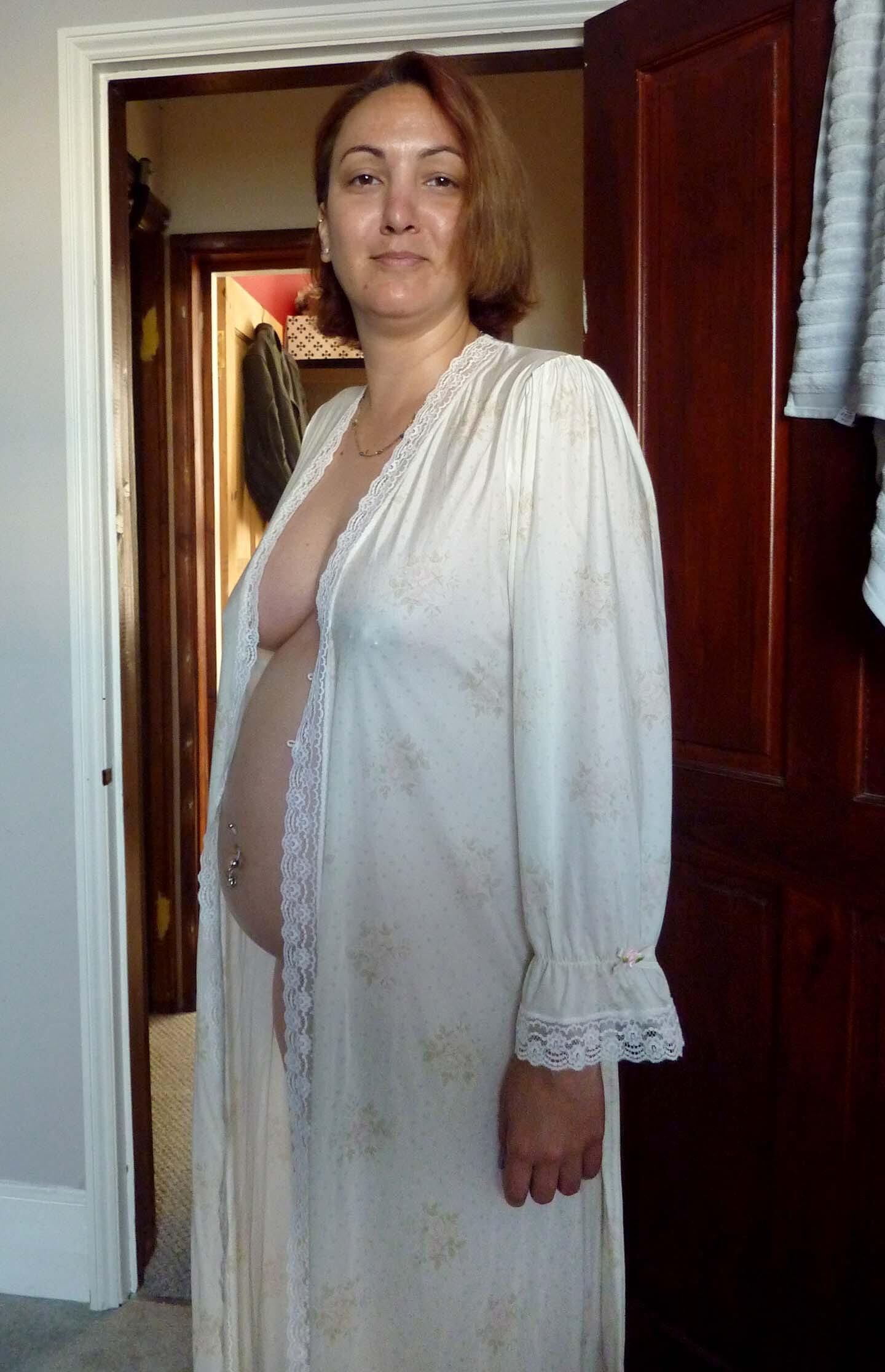 Esposa grávida em ver através do vestido