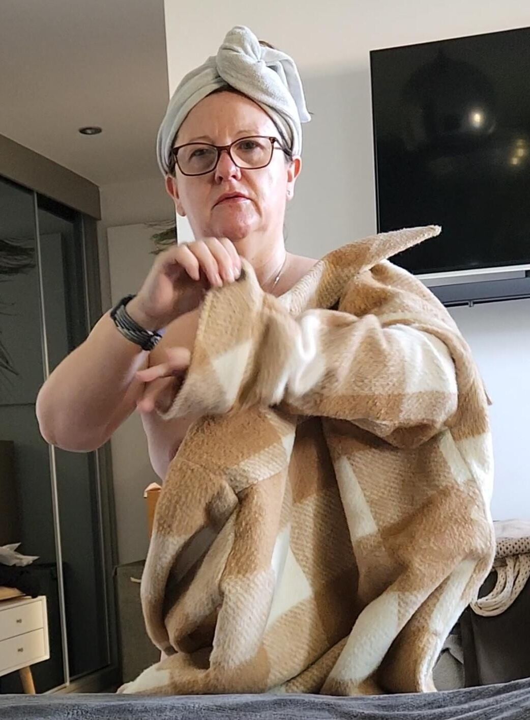 Möchten Sie, dass eines dieser Bilder verkleidet und ausgezogen wird?