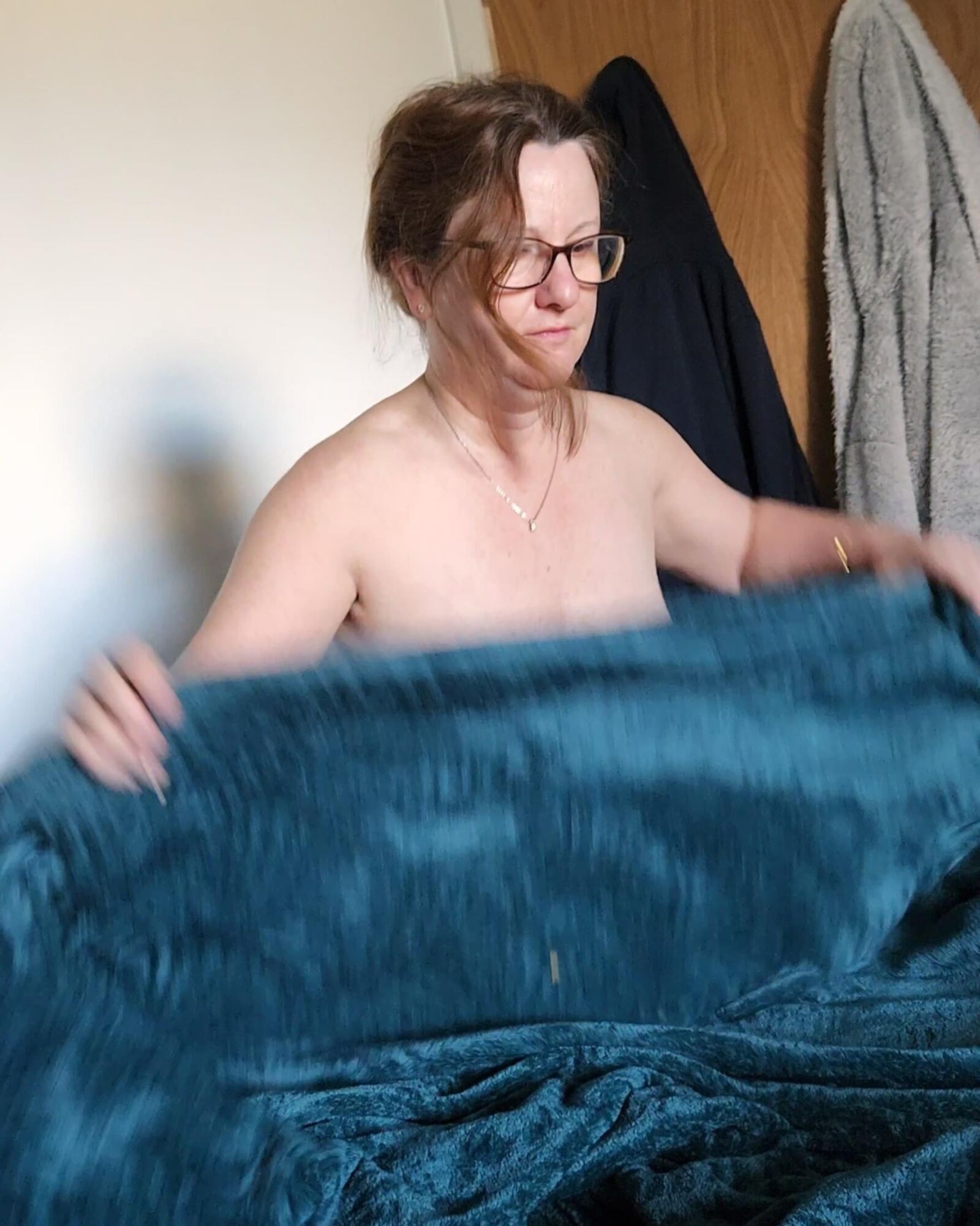 Möchten Sie, dass eines dieser Bilder verkleidet und ausgezogen wird?