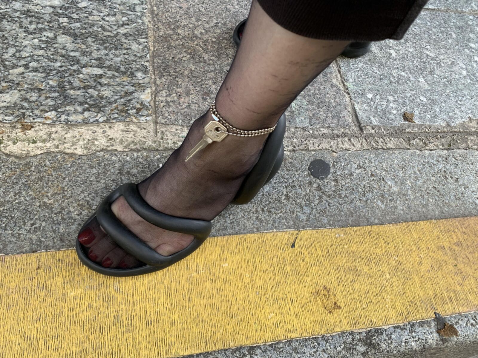 sus talones, sus llaves
