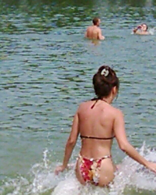 Puta delgada completamente desnuda