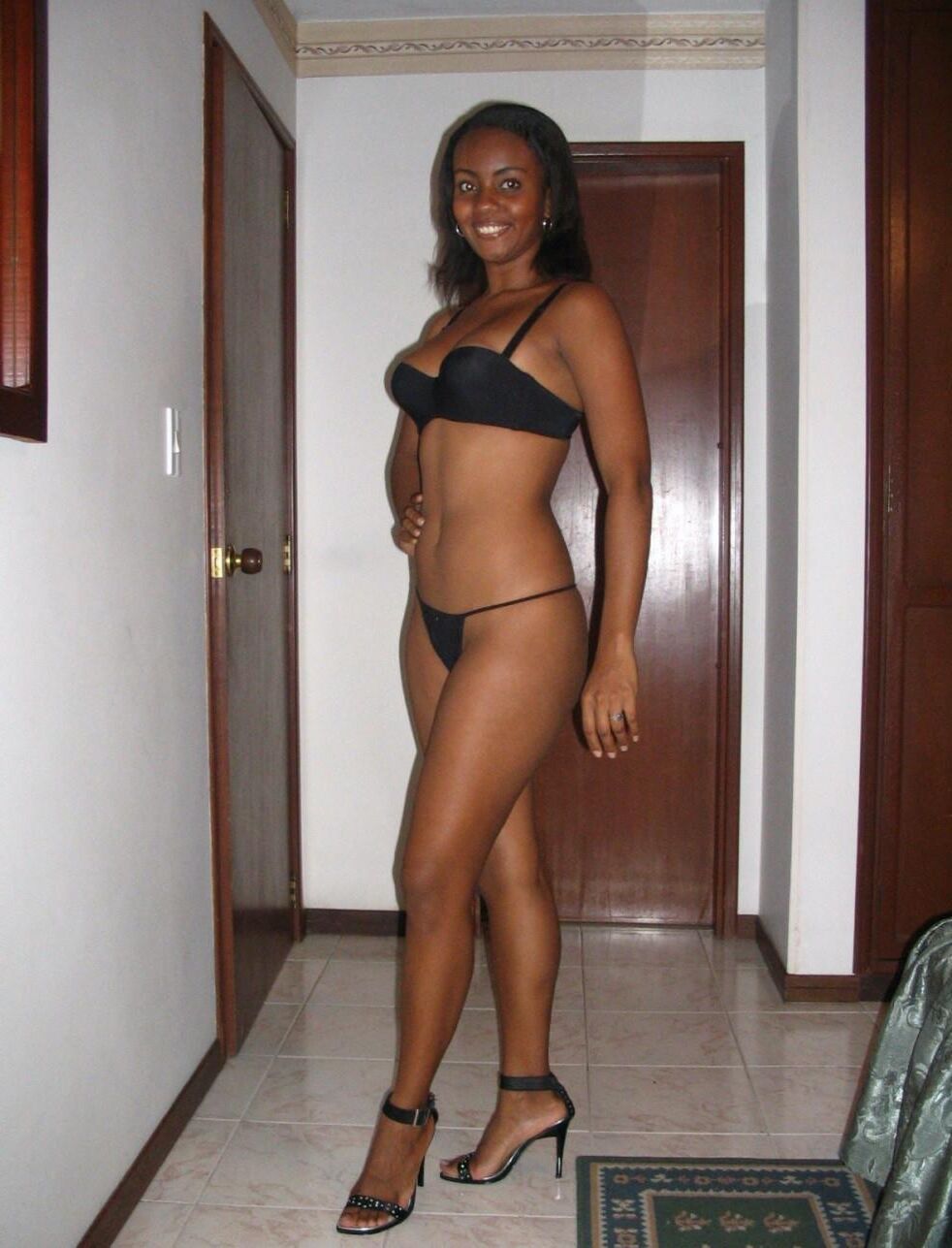 Joven esposa de piel marrón