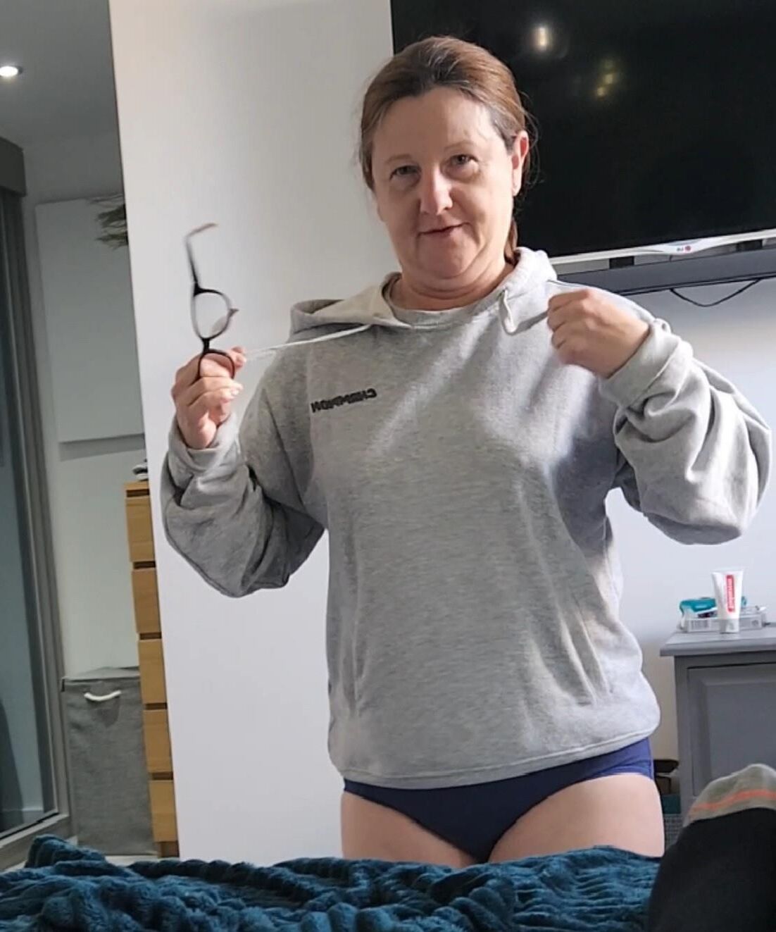 Möchten Sie, dass eines dieser Bilder verkleidet und ausgezogen wird?