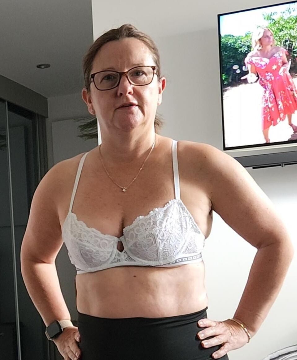 Möchten Sie, dass eines dieser Bilder verkleidet und ausgezogen wird?