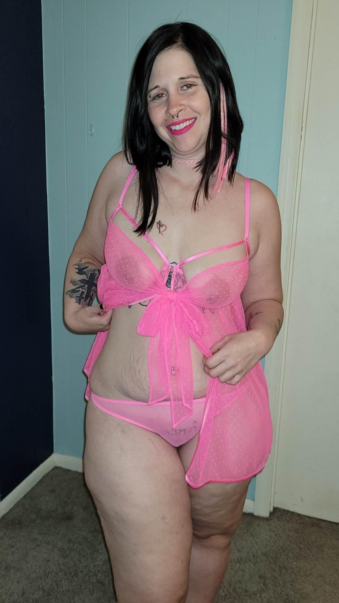 Frau Chloe in See Bypink Dessous