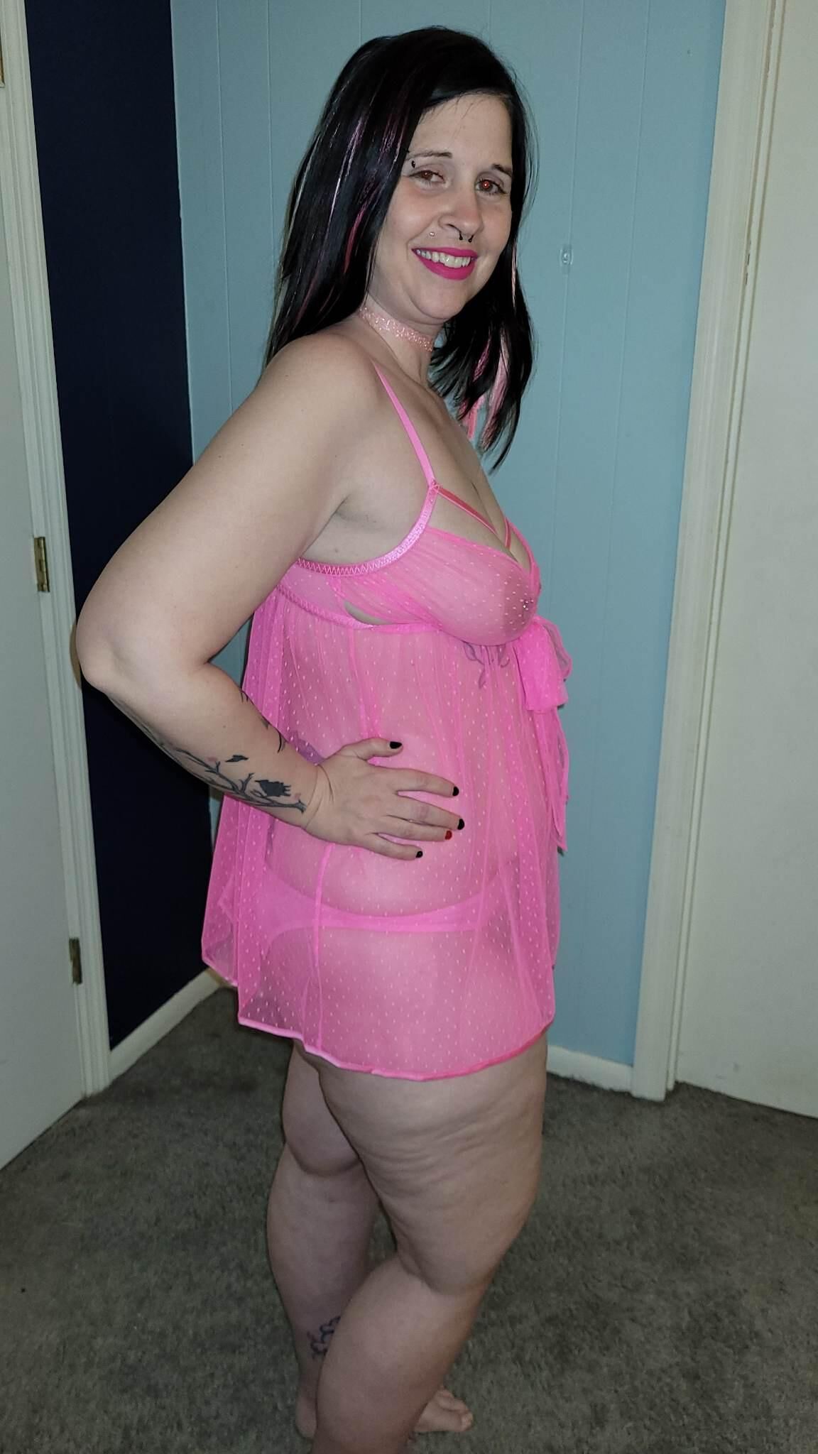 Frau Chloe in See Bypink Dessous