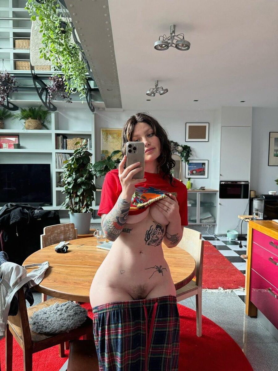 Laura Tattooed Big Tits Big Butt Beauty Girl Mixed Hot Photos