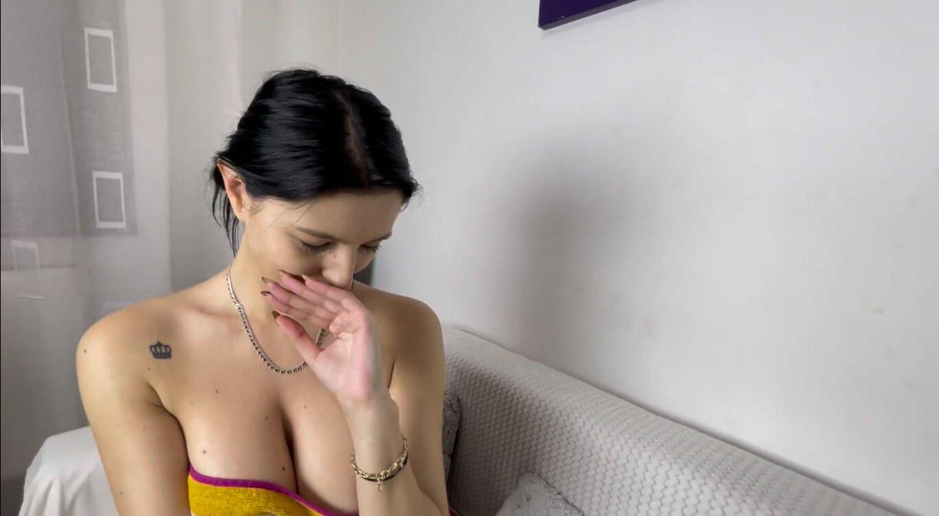 Ella de mala gana se desnuda para los hijos Bully