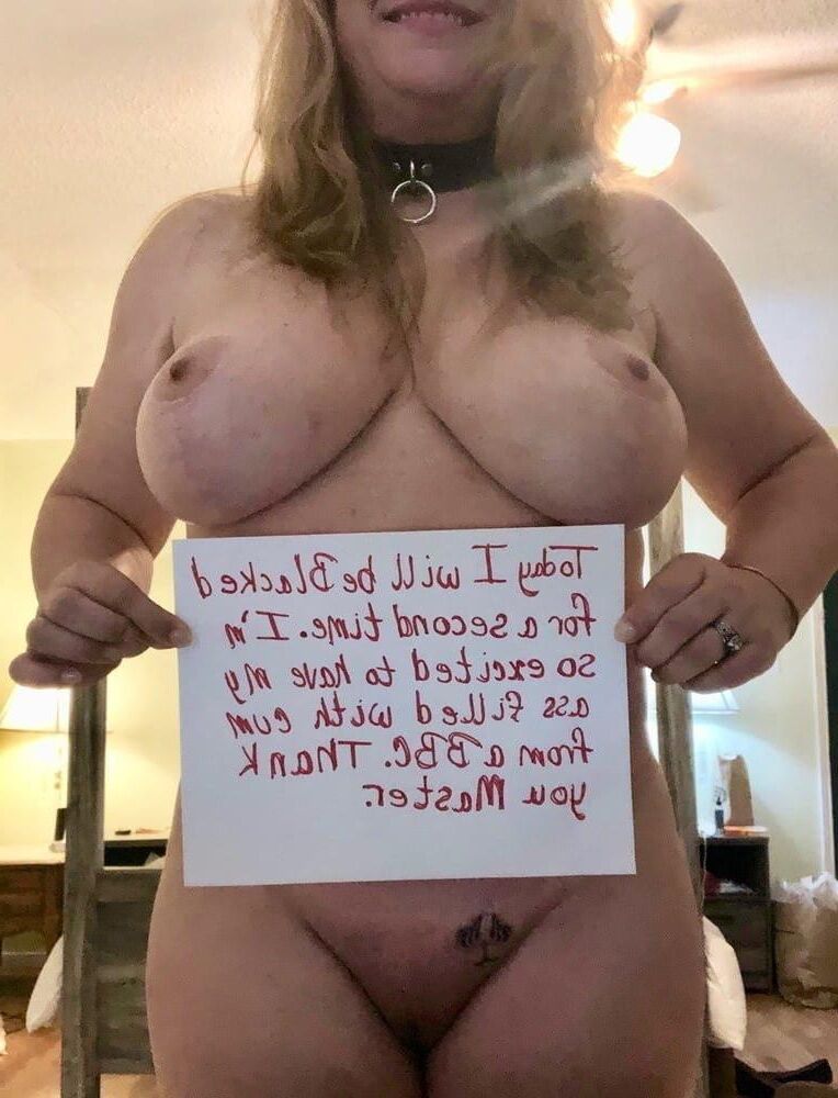 Les femmes nues tenant des signes