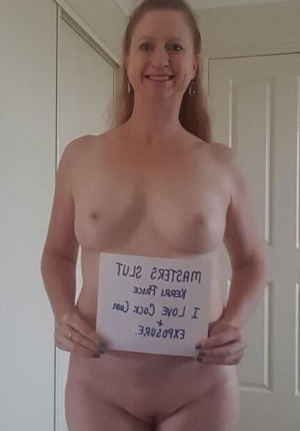 Les femmes nues tenant des signes