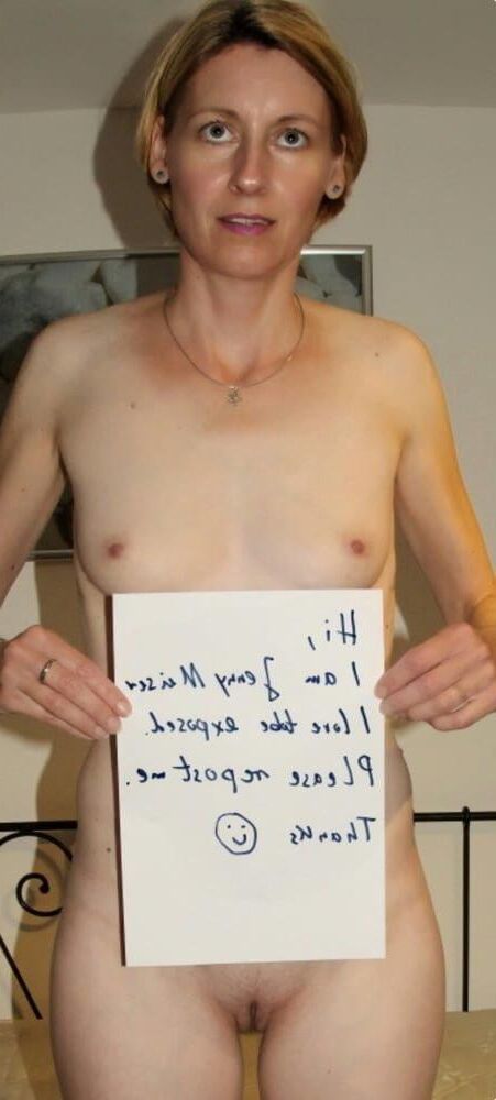 Les femmes nues tenant des signes