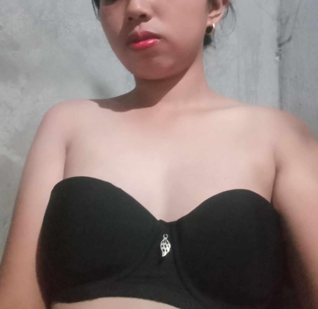 Pinay slut Roxy loves taking selfies