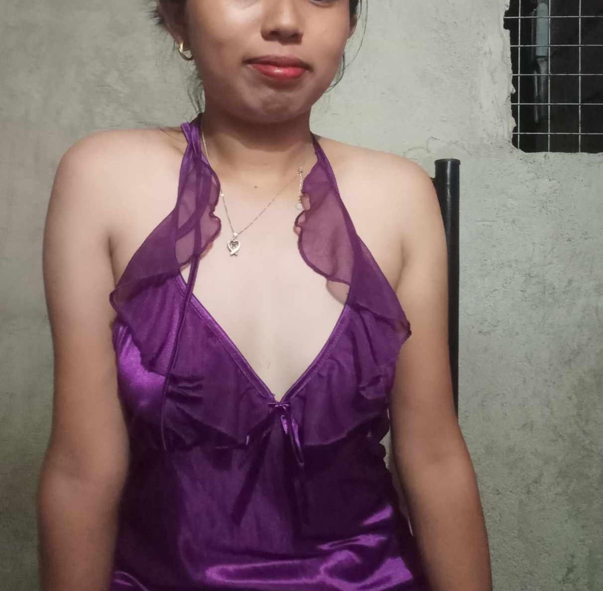 Pinay slut Roxy loves taking selfies