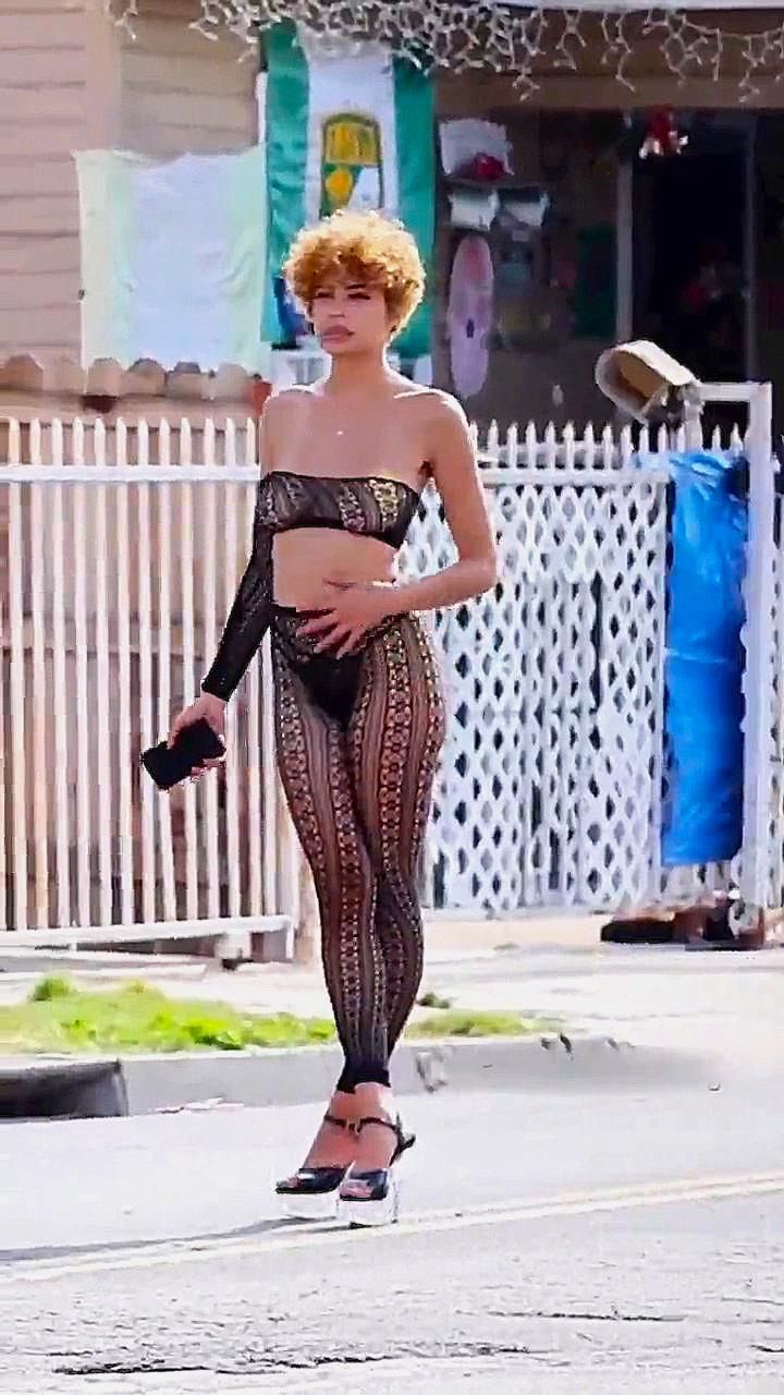 Cumming a una esquina de la calle cerca de ti ....... prostitutas!