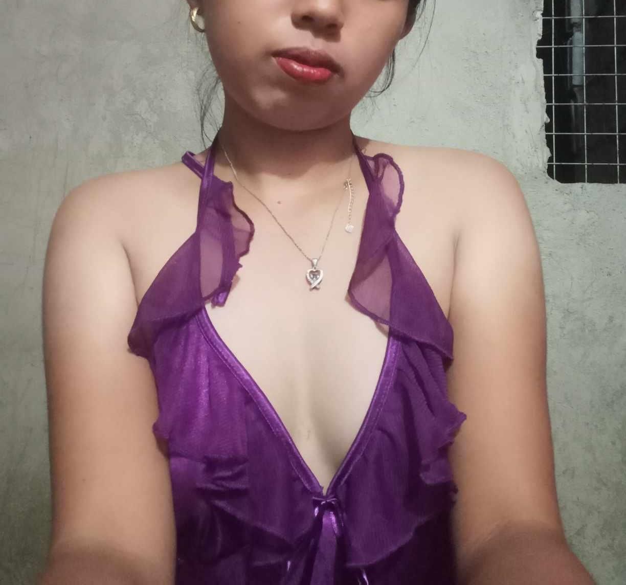 Pinay slut Roxy loves taking selfies