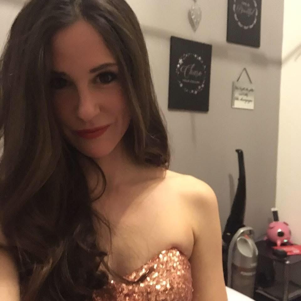 Sexy young UK MILF Molly deserves attention