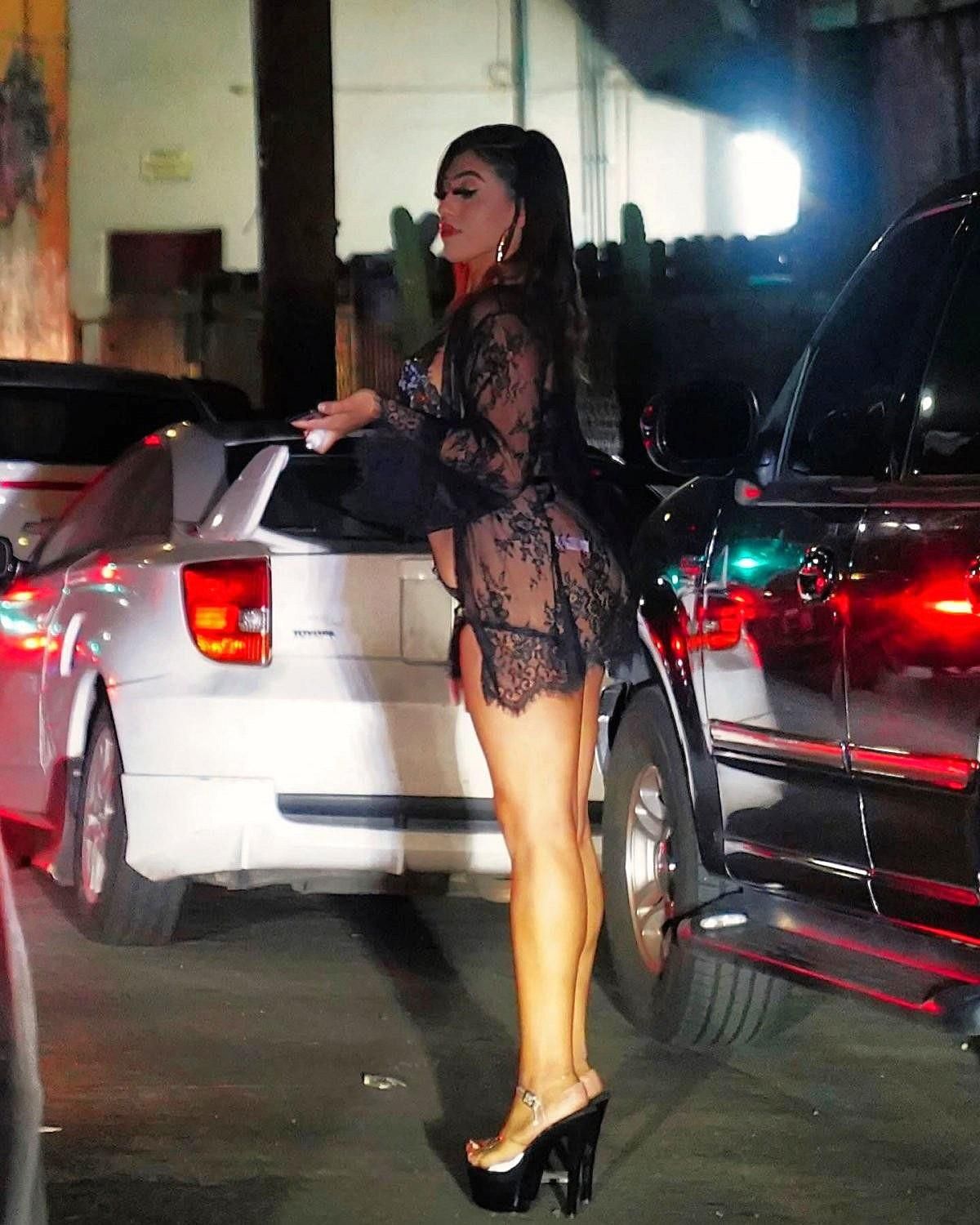 Cumming a una esquina de la calle cerca de ti ....... prostitutas!
