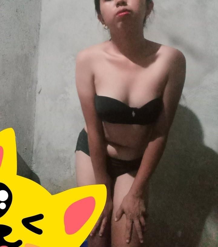 Pinay slut Roxy loves taking selfies