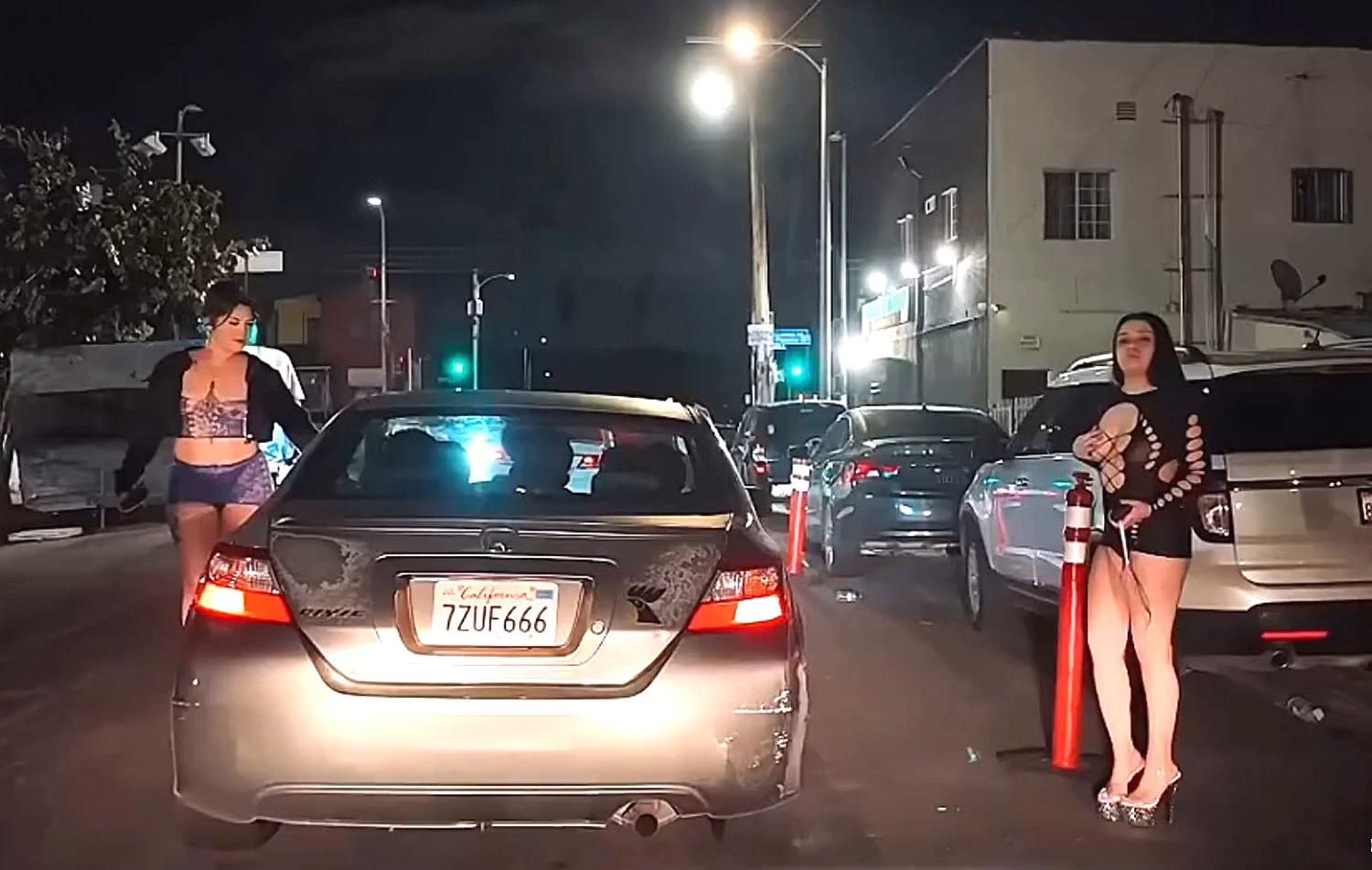 Cumming a una esquina de la calle cerca de ti ....... prostitutas!