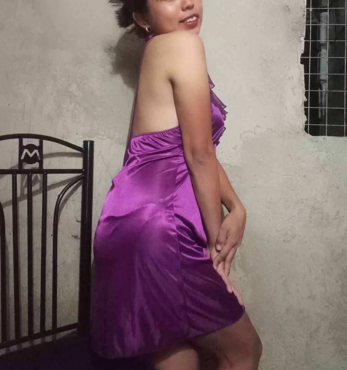 Pinay slut Roxy loves taking selfies