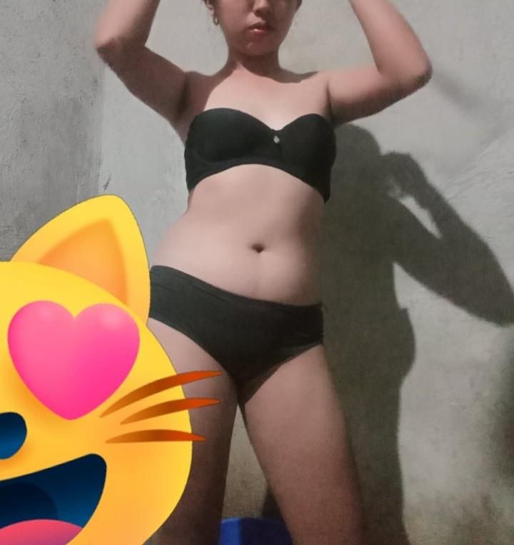 Pinay slut Roxy loves taking selfies