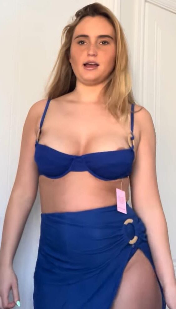 Pregnant women try on
