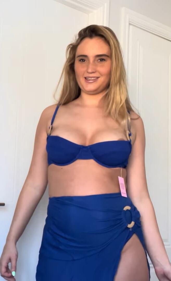 Pregnant women try on