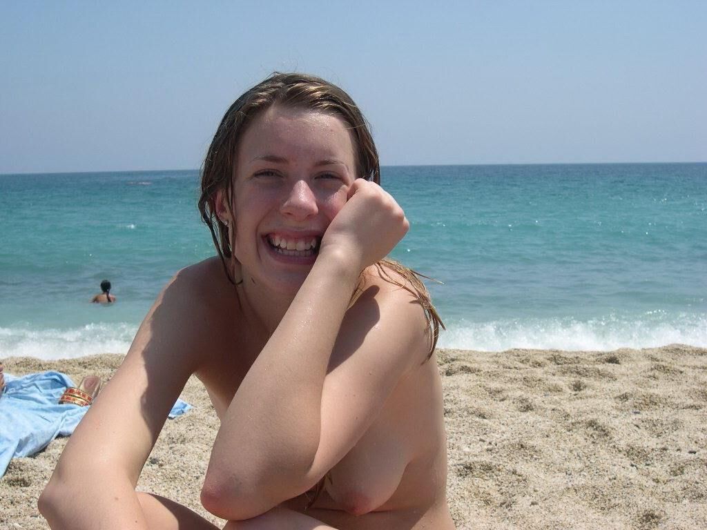 HOT AMATEUR GIRLFRIEND VACATION PICS
