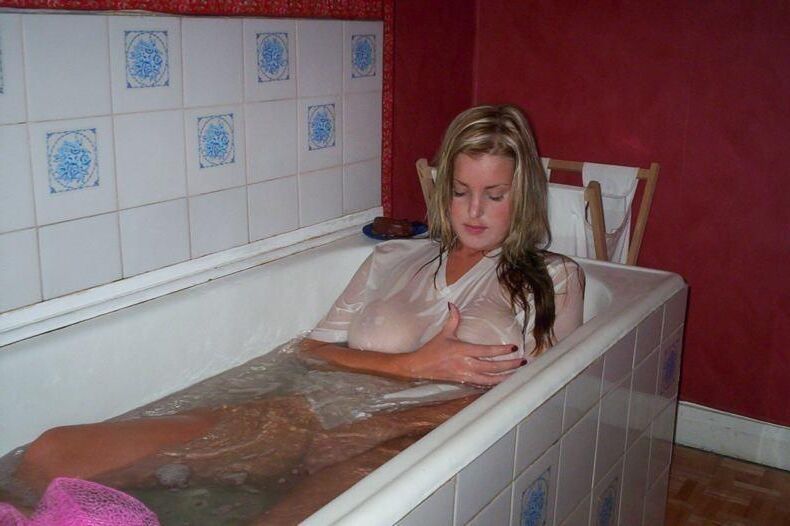 Mujeres en baño sosteniendo una teta