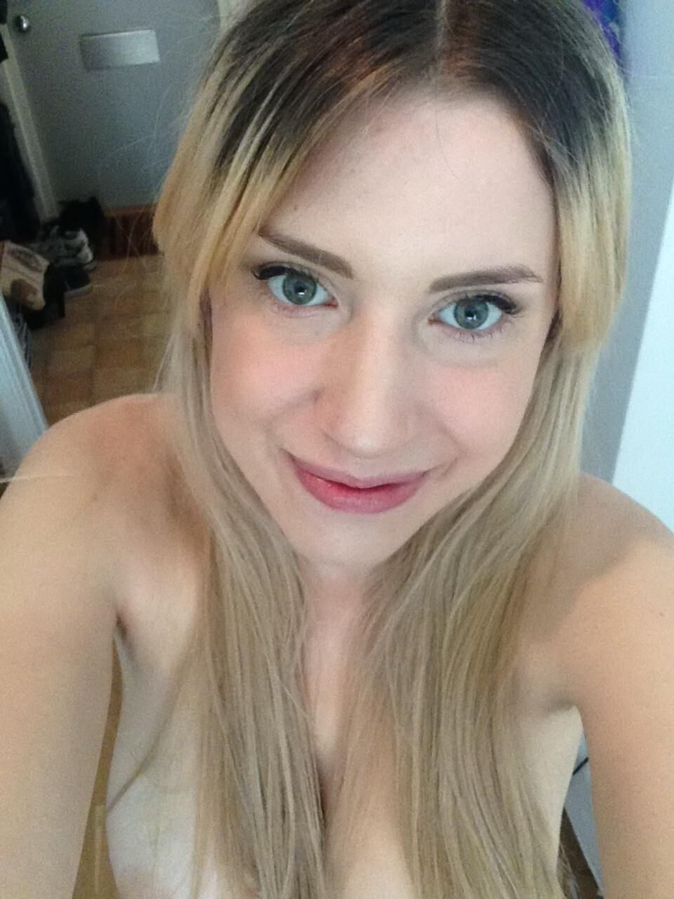 HOT AMATEUR GIRLFRIEND VACATION PICS