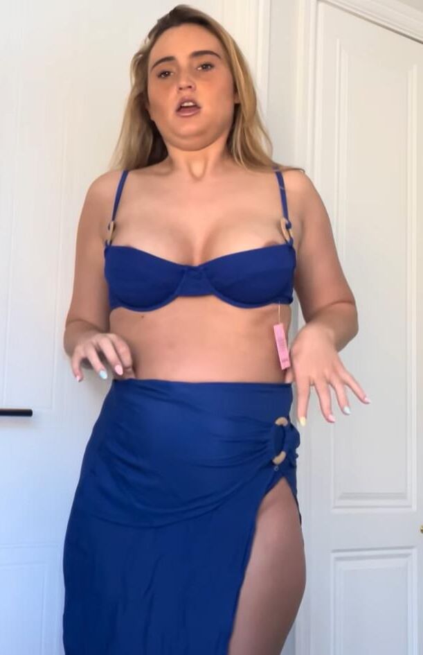 Pregnant women try on