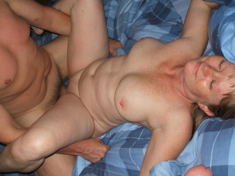 Chicas sonrientes felices